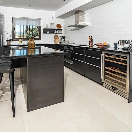 펜션 Lvb - Casa Linda Vista By Roomservices 마르베야